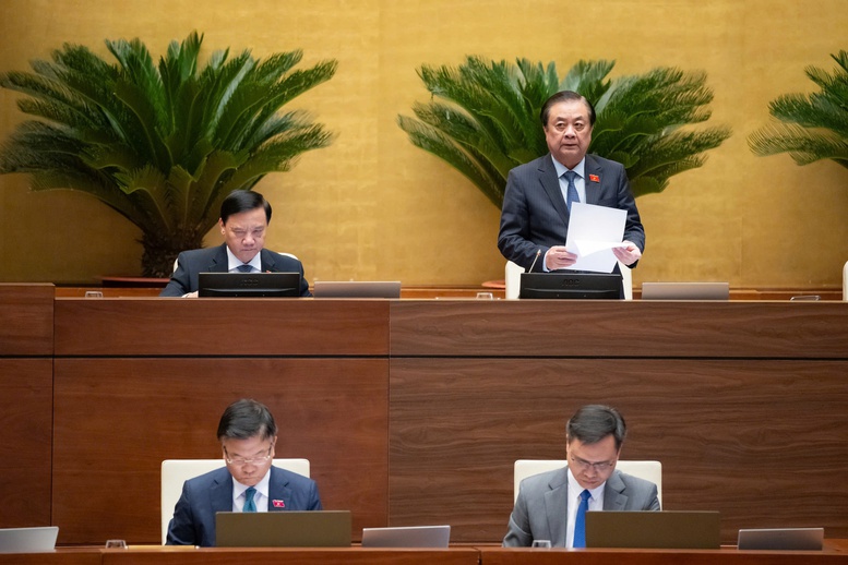 Phó Chủ tịch Quốc hội Lê Minh Hoan điều hành thảo luận tại Hội trường.