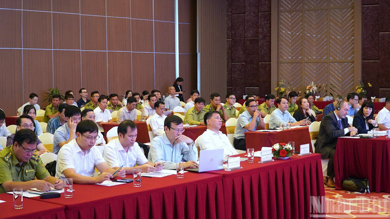 Các đại biểu tham dự hội thảo vào sáng 8/12.
