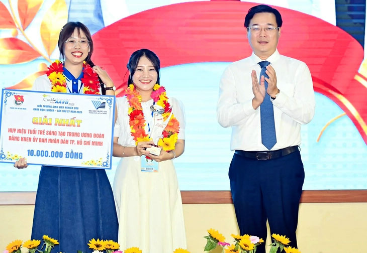 Ông Lê Quốc Phong - Ủy viên BCH TƯ Đảng, Phó bí thư thường trực Thành ủy TP.HCM - trao giải cho các dự án đoạt giải cao tại giải thưởng Sinh viên nghiên cứu khoa học Euréka 2025 - Ảnh: VIỆT DŨNG