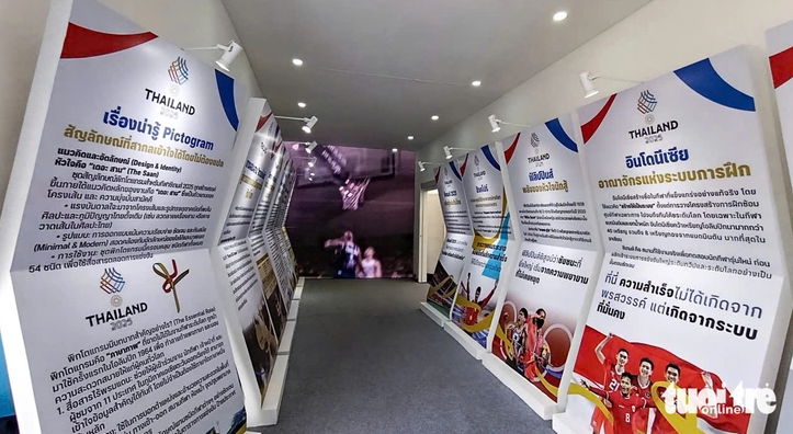 Chủ nhà Thái Lan trưng bày nhiều tấm poster về thể thao các nước Đông Nam Á - Ảnh: THANH ĐỊNH