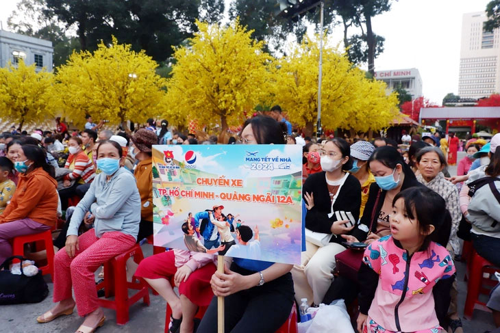 Chương trình Mang Tết về nhà tặng vé ô tô cho lao động khó khăn - Ảnh: K.ANH