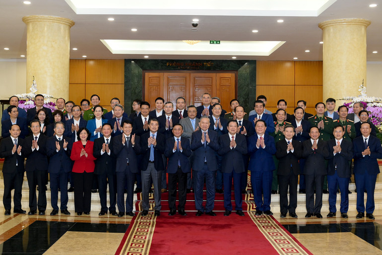 Tổng Bí thư Tô Lâm với các đồng chí lãnh đạo Đảng, Nhà nước và các đại biểu tham dự phiên họp. (Ảnh: ĐĂNG KHOA)