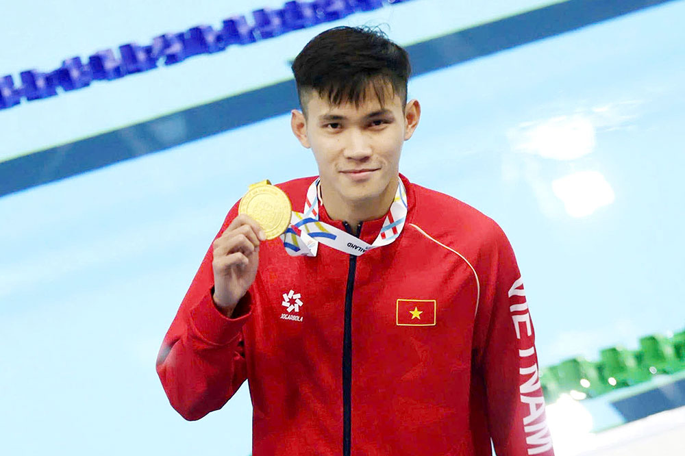 Phạm Thanh Bảo với chiếc HCV vừa đoạt được.