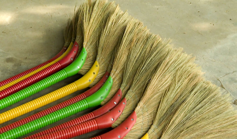 Những cây chổi bền đẹp được tạo nên từ đôi bàn tay nghị lực của những người khiếm thị.