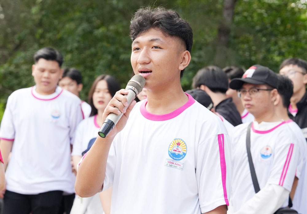 Học sinh Trường THPT Vĩnh Long giao lưu với chiến sĩ biên phòng.