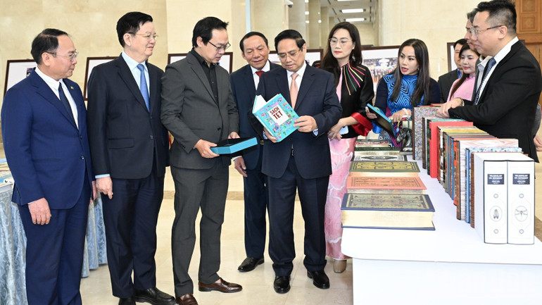 Thủ tướng Phạm Minh Chính tham quan một gian trưng bày văn hóa phẩm đặc sắc.(Ảnh: TRẦN HẢI)