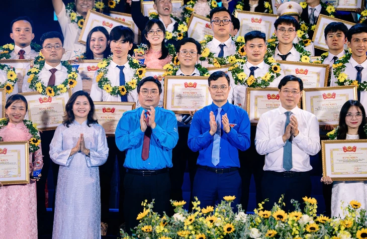 Lãnh đạo Trung ương và TP.HCM chúc mừng các gương điển hình được tuyên dương - Ảnh: THANH HIỆP