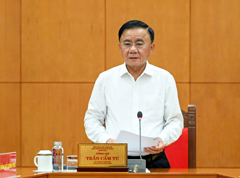 Đồng chí Trần Cẩm Tú, Ủy viên Bộ Chính trị, Thường trực Ban Bí thư ký ban hành Chỉ thị số 54-CT/TW. (Ảnh: DUY LINH)