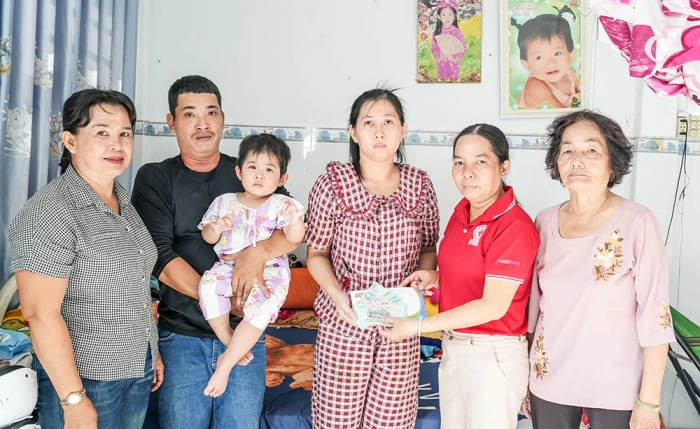 Trao tiền bạn đọc ủng hộ bé Nguyễn Ngọc Gia Linh