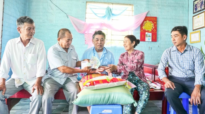 Trao tiền bạn đọc hỗ trợ ông Trương Văn Huấn