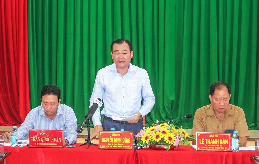 Đồng chí Nguyễn Minh Dũng- Phó Bí thư Tỉnh ủy, Chủ tịch HĐND tỉnh, Phó trưởng Ban Thường trực Ban Chỉ đạo bầu cử tỉnh kiểm tra công tác chuẩn bị bầu cử tại phường Sơn Đông. Ảnh: THÀNH LẬP