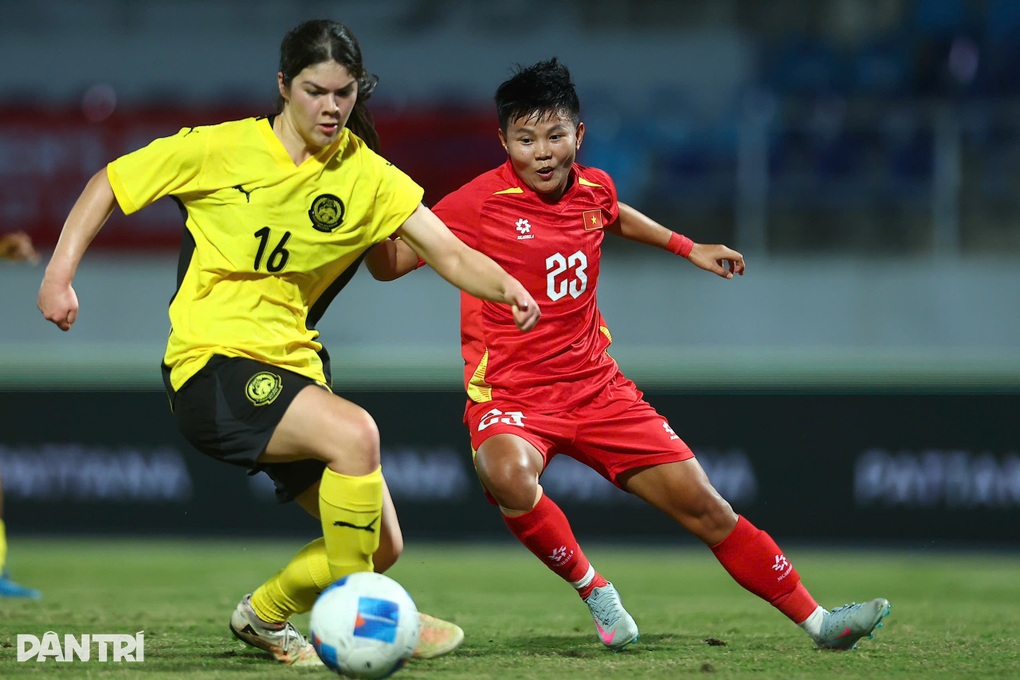 Tuyển nữ Malaysia chơi lép vế trước tuyển nữ Việt Nam (Ảnh: Khoa Nguyễn).