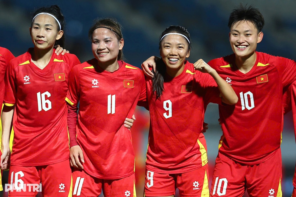 Thái Thị Thảo ăn mừng cùng các đồng đội sau khi ghi bàn (Ảnh: Khoa Nguyễn).