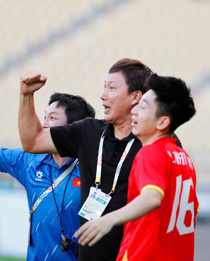 Niềm vui của HLV Kim Sang Sik trong chiến thắng của tuyển U22 Việt Nam trước Philippines - Ảnh: NGUYÊN KHÔI