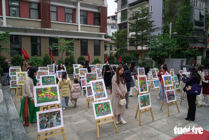 252 tác phẩm được trưng bày tại sân trường Trường tiểu học Nguyễn Viết Xuân.