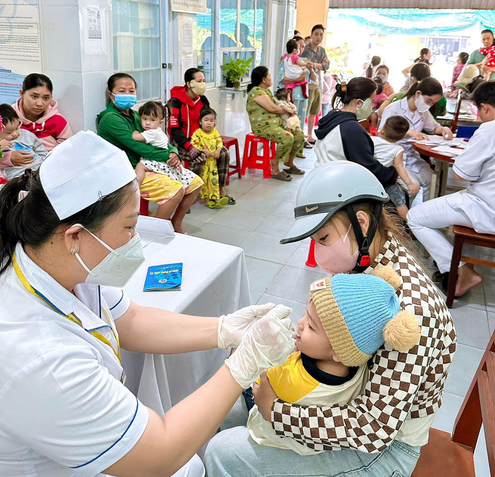 Trẻ trong độ tuổi uống vitamin A tại Trạm Y tế phường Thanh Đức sáng 1/12.