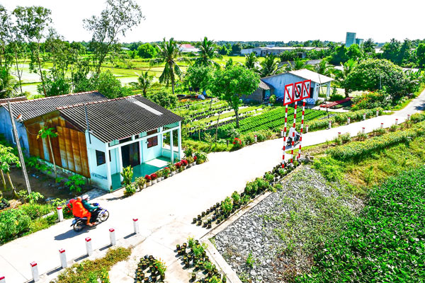 Tuyến đường sáng, xanh, sạch, đẹp tại xã Long Hiệp. Ảnh: BÁ THI

