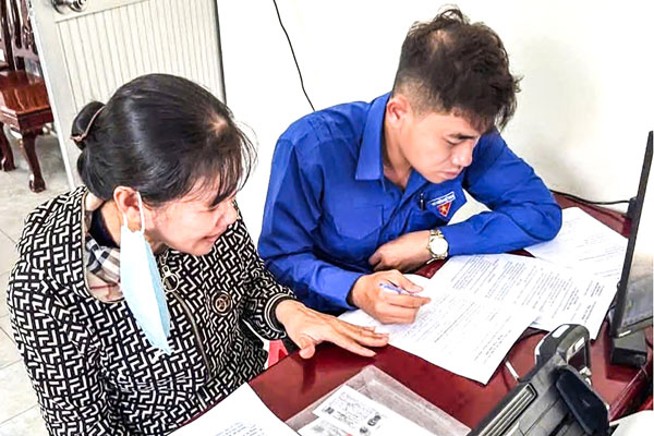 Người dân được hướng dẫn thủ tục tại Trung tâm Phục vụ hành chính công xã Ba Tri.

