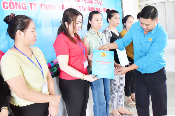 Ông Trần Nhật Linh- Ủy viên Ban Thường vụ Liên đoàn Lao động tỉnh trao quyết định công nhận đoàn viên công đoàn cho người lao động Công ty TNHH Sản xuất thương mại may Ân Trị.

