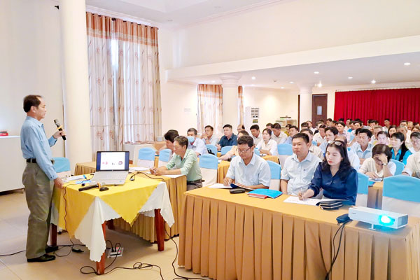 Bác sĩ Trần Văn Bé Hai- Giám đốc Trung tâm Kiểm soát bệnh tật Vĩnh Long tập huấn về phòng, chống tác hại của thuốc lá, trong đó có tác hại đến phụ nữ mang thai.

