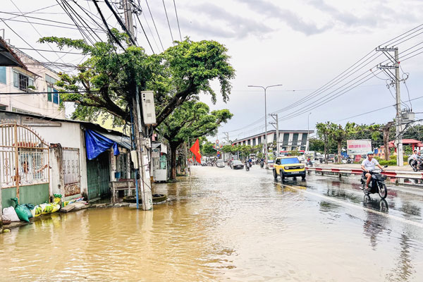 Một đoạn đường Phạm Hùng thuộc phường Long Châu (tỉnh Vĩnh Long) bị ngập vào mùa mưa lũ năm 2025.

