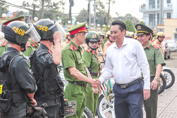 Phó Chủ tịch UBND tỉnh- Nguyễn Quỳnh Thiện và Thiếu tướng Nguyễn Thanh Hải- Giám đốc Công an tỉnh động viên các lực lượng tại lễ ra quân cao điểm tấn công, trấn áp tội phạm.