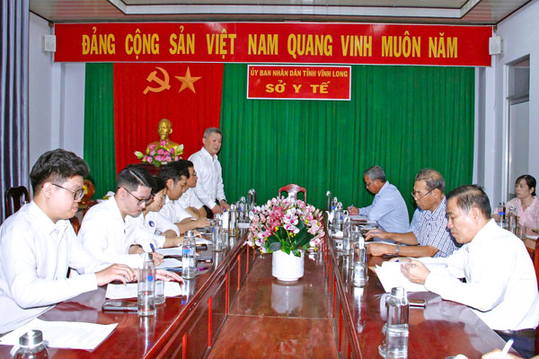 Phó Giám đốc Bệnh viện Răng Hàm Mặt Trung ương TP Hồ Chí Minh- Hồ Hữu Tiến phát biểu tại cuộc họp.

