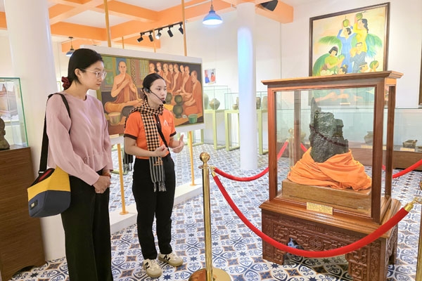 Thuyết minh viên kể câu chuyện về dừa sáp cho du khách.

