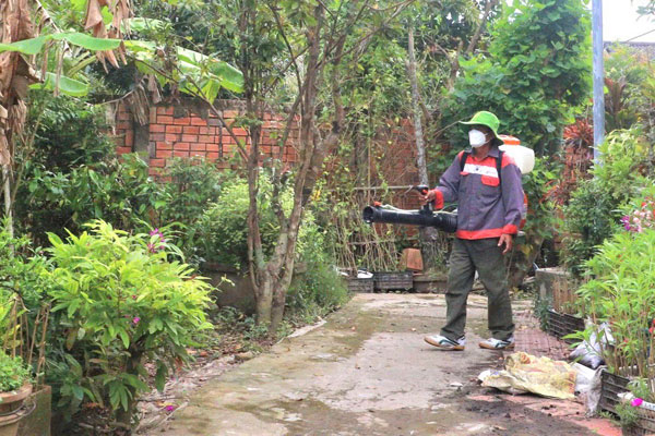 Nhân viên y tế thực hiện các giải pháp phòng chống sốt xuất huyết tại xã Nhơn Phú.

