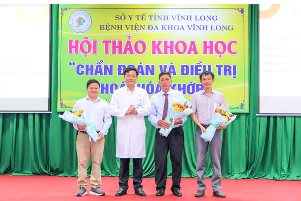 BS.CK2 Nguyễn Thanh Truyền- Giám đốc BVĐK Vĩnh Long tặng hoa các báo cáo viên Bệnh viện Hoàn Mỹ Cửu Long.

