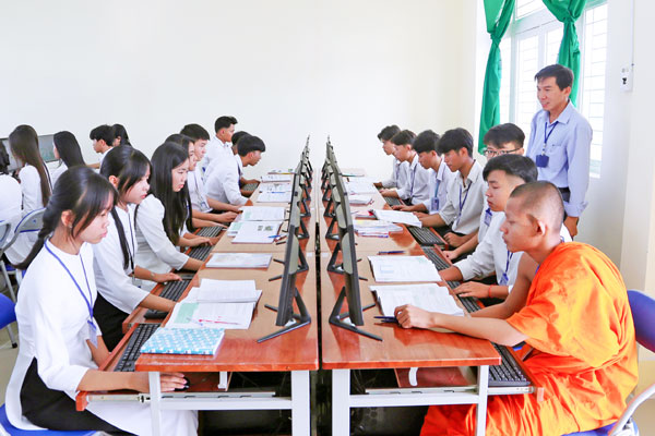 Cơ sở vật chất, thiết bị được đầu tư khang trang giúp học sinh, tăng sinh vùng đồng bào Khmer thuận lợi trong học tập.

