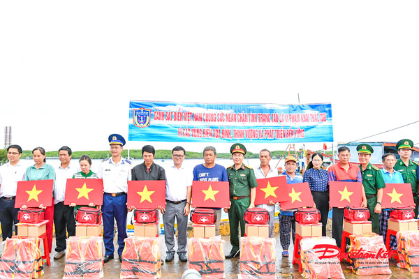 Trao tặng cờ Tổ quốc và túi thuốc y tế cho ngư xã Cần Thạnh, TP Hồ Chí Minh.

