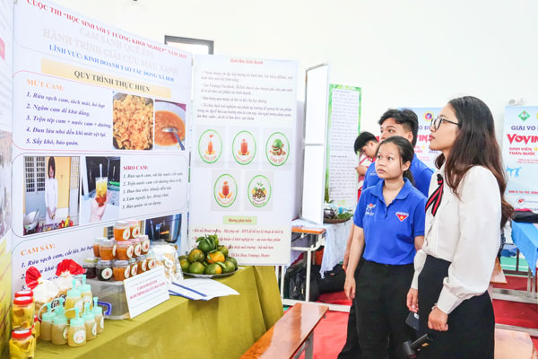 Gian trưng bày Dự án “Cam sành quê em- Hành trình giải cứu màu xanh” thu hút sự quan tâm của nhiều người.


