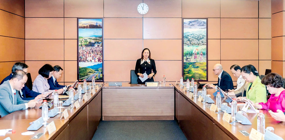 Đại biểu Nguyễn Thị Yến Nhi điều hành phiên thảo luận tại Tổ 13, sáng 8/12.