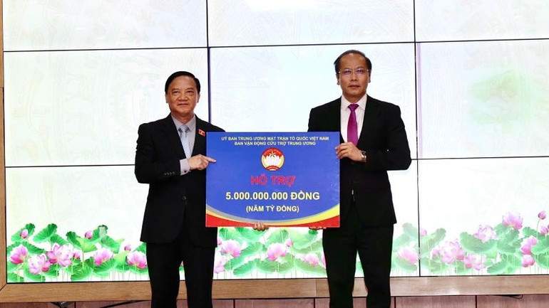 Nhân dịp này đồng chí Nguyễn Khắc Định thay mặt Ủy ban Trung ương Mặt trận Tổ quốc Việt Nam, Ban Vận động cứu trợ trung ương trao 5 tỷ đồng cho Ủy ban Mặt trận Tổ quốc Việt Nam tỉnh Khánh Hòa để phục vụ công tác cứu trợ, khắc phục hậu quả sau lũ.
