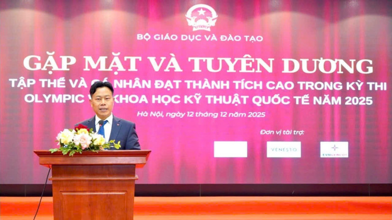 Thứ trưởng Giáo dục và Đào tạo Lê Quân phát biểu ý kiến tại buổi gặp mặt và tuyên dương.
