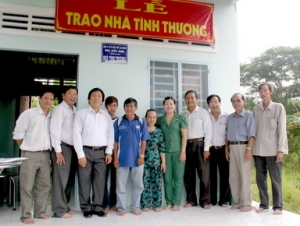 Tặng căn nhà tình thương thứ 33 cho người nghèo ở Vĩnh Long