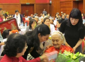 Tổ chức chúc mừng nữ lão thành cách mạng 100 tuổi đời, 83 năm tuổi Đảng 