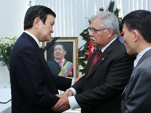 Chủ tịch nước viếng Tổng thống Venezuela Chavez 