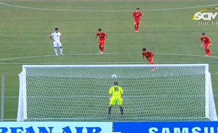 Minh Tuấn thực hiện thành công quả 11m mở tỷ số cho Olympic Việt Nam