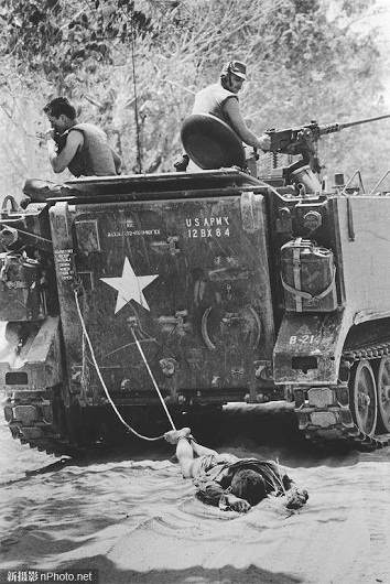 1965: Một người mẹ đang cùng các con bơi qua sông để thoát khỏi cuộc ném bom của những máy bay Mỹ.