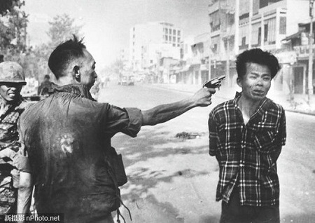 1965: Một người mẹ đang cùng các con bơi qua sông để thoát khỏi cuộc ném bom của những máy bay Mỹ.