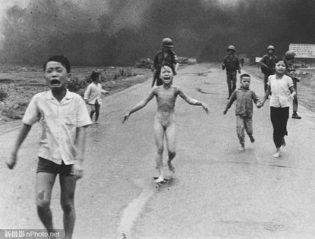1965: Một người mẹ đang cùng các con bơi qua sông để thoát khỏi cuộc ném bom của những máy bay Mỹ.