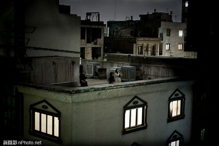 2011: Người phụ nữ ôm đứa cháu trai bị thương trong một cuộc biểu tình tại thủ đô Sanaa, Yemen.