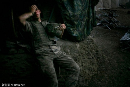 2007: Một lính Mỹ nghỉ trên boongke tại thung lũng Korengal, Afghanistan.