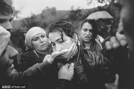 2003: Một người đàn ông Iraq vỗ về đứa con trai trong một trại giam tù nhân chiến tranh ở An Najaf.