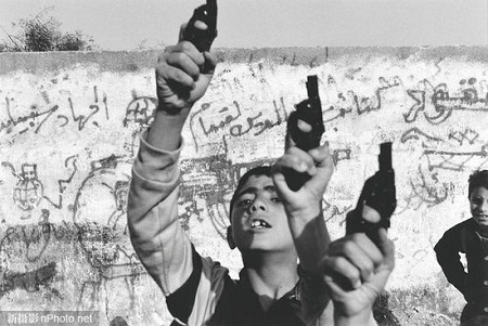 1993: Những đứa trẻ Palestine giương cao khẩu súng đồ chơi một cách đầy thách thức.