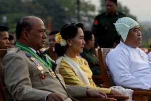 Bà Suu Kyi lần đầu dự lễ duyệt binh của quân đội