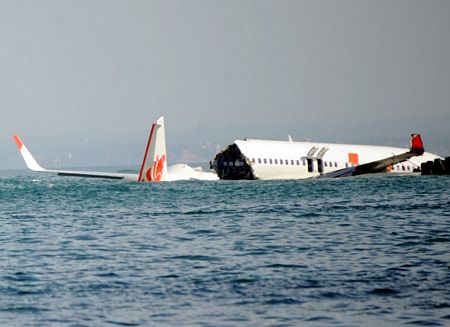 Chiếc Boeing 737 bị vỡ đôi trên biển.