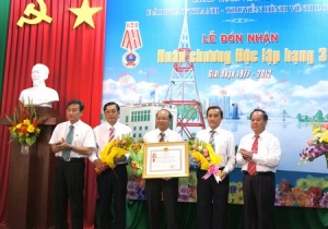 Đón nhận Huân chương Độc lập hạng ba